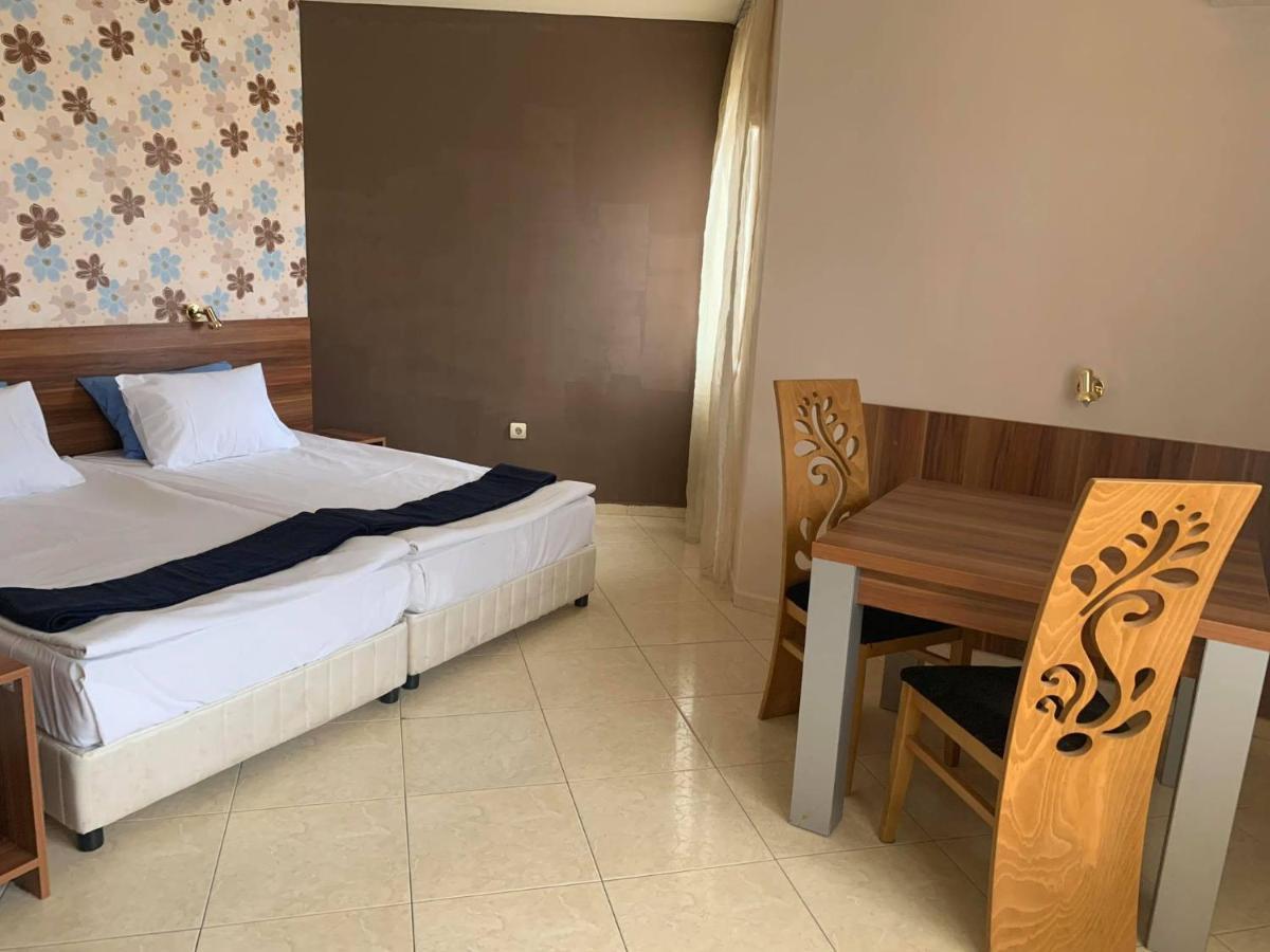 Семеен Хотел Брилянс - Family Hotel Brilliance Varna Extérieur photo